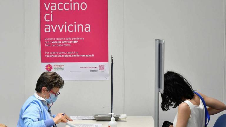 I medici: scuola, vaccinazioni a rilento tra docenti e personale I medici: scuola, vaccinazioni a rilento tra docenti e personale