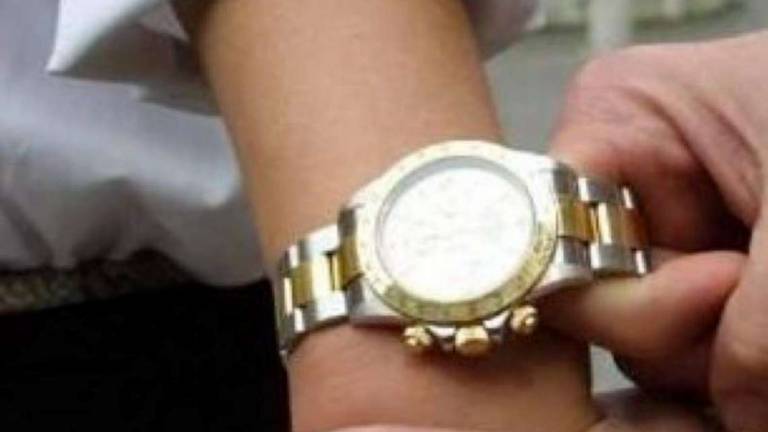 Strappa il Rolex a turista e fugge a Cervia. Blocato dai passanti Strappa il Rolex a turista e fugge a Cervia. Blocato dai passanti