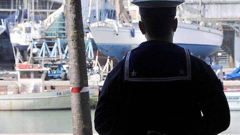 «Sono il padrone della spiaggia». Marinaio scroccava cene e bevute «Sono il padrone della spiaggia». Marinaio scroccava cene e bevute