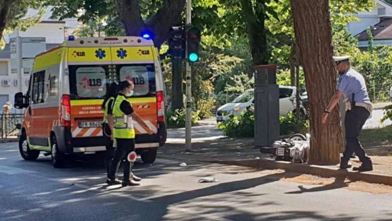 Auto contro scooter, scappa e torna indietro: ha bevuto Auto contro scooter, scappa e torna indietro: ha bevuto