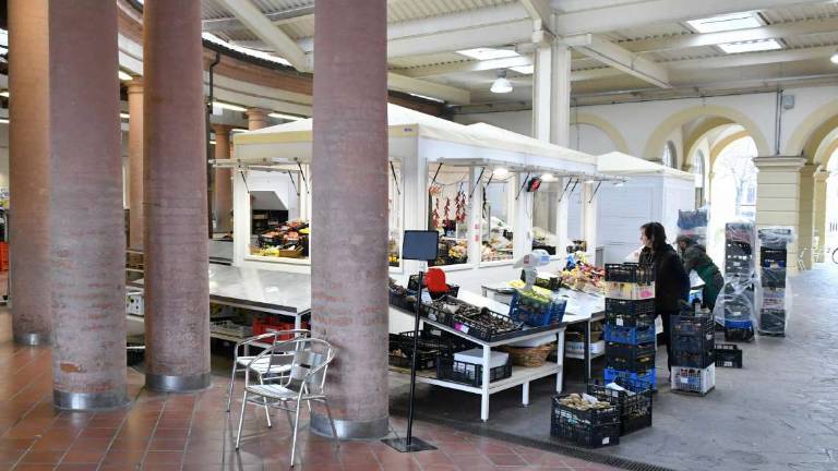 Forlì. Nuovo look al Mercato delle erbe, commercianti soddisfatti Forlì. Nuovo look al Mercato delle erbe, commercianti soddisfatti