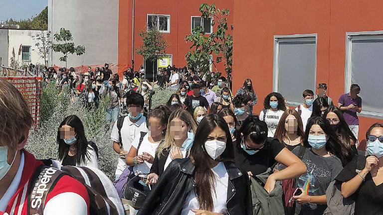 Fuori da scuola saltano le regole: mascherina diventa optional Fuori da scuola saltano le regole: mascherina diventa optional