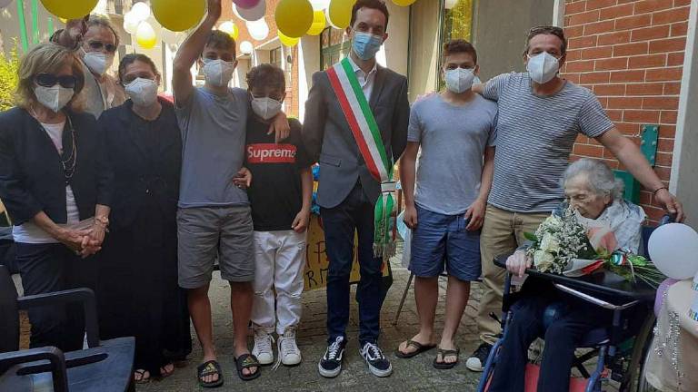 Cesenatico, il primo abbraccio per migliaia di bambini: festa per i 107 anni della storica ostetrica Cesenatico, il primo abbraccio per migliaia di bambini: festa per i 107 anni della storica ostetrica