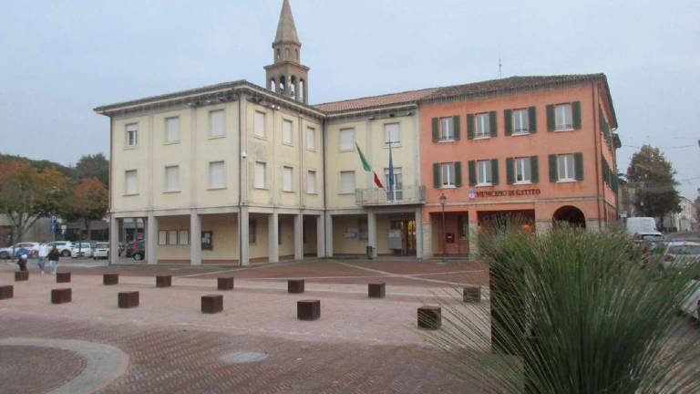 Errori nei lavori, rifatta la piazza del municipio di Gatteo Errori nei lavori, rifatta la piazza del municipio di Gatteo