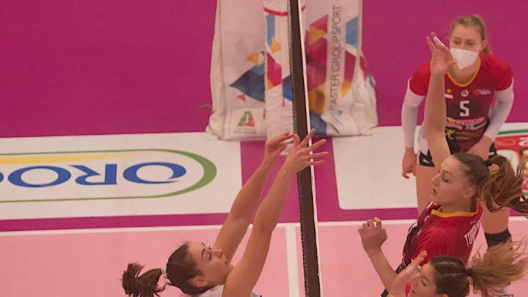 Ravenna, pallavolista gioca tutta la partita con la mascherina: Problemi al respiro? Quelli li crea il Covid Ravenna, pallavolista gioca tutta la partita con la mascherina: Problemi al respiro? Quelli li crea il Covid