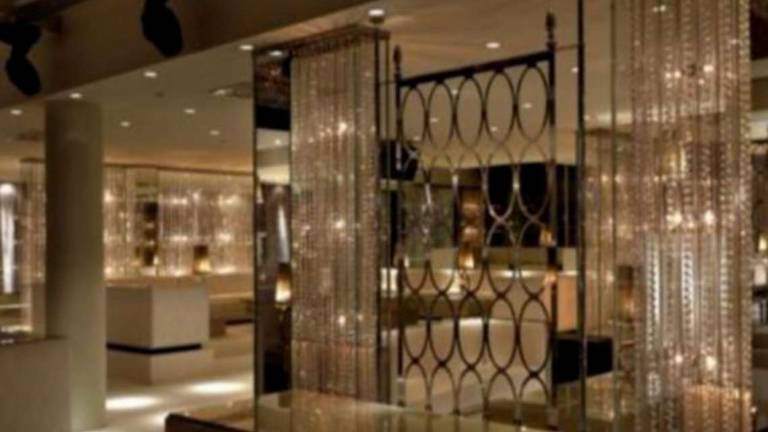 Perde un dito scendendo dal cubo in discoteca a Milano Marittima: ragazza di Predappio chiede 60mila euro Perde un dito scendendo dal cubo in discoteca a Milano Marittima: ragazza di Predappio chiede 60mila euro