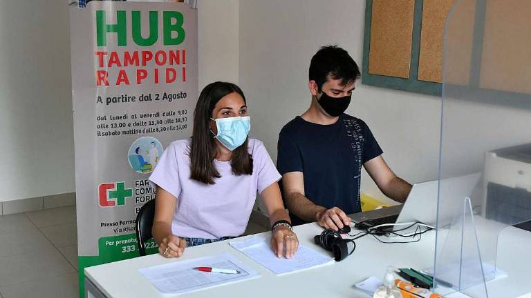 Forlì, oltre cento tamponi al giorno al nuovo hub Forlì, oltre cento tamponi al giorno al nuovo hub