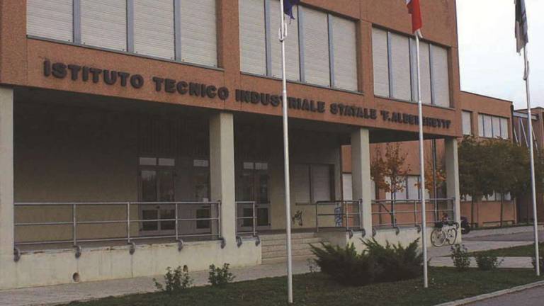 Imola, rubati nove computer in due istituti superiori Imola, rubati nove computer in due istituti superiori