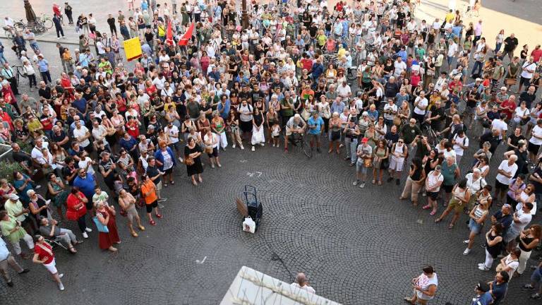Forlì, la protesta in piazza dei 300 alluvionati. Il sindaco ci guardi in faccia. Il Comune apre al confronto Forlì, la protesta in piazza dei 300 alluvionati. Il sindaco ci guardi in faccia. Il Comune apre al confronto