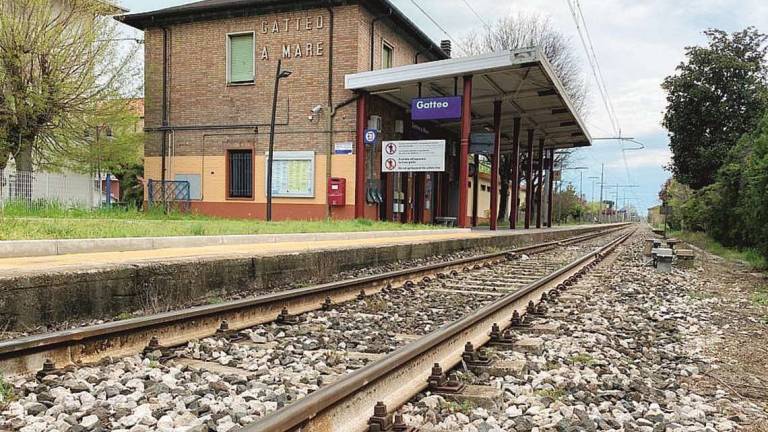 Fermo sui binari a Gatteo, il treno si ferma in tempo: folle gioco? Fermo sui binari a Gatteo, il treno si ferma in tempo: folle gioco?