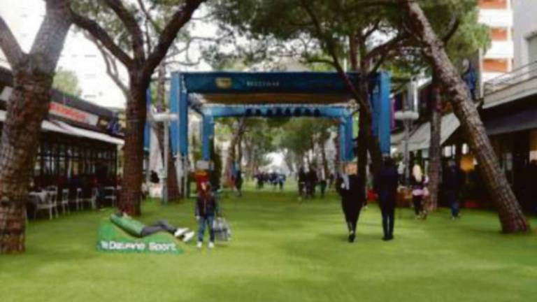 Riccione. La sindaca sfratta il tappeto verde da viale Ceccarini Riccione. La sindaca sfratta il tappeto verde da viale Ceccarini