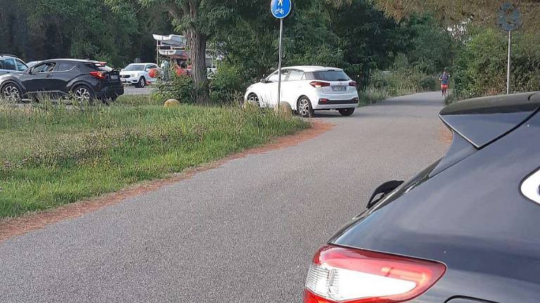 Sosta selvaggia a Marina di Ravenna. E la ciclabile usata come strada Sosta selvaggia a Marina di Ravenna. E la ciclabile usata come strada