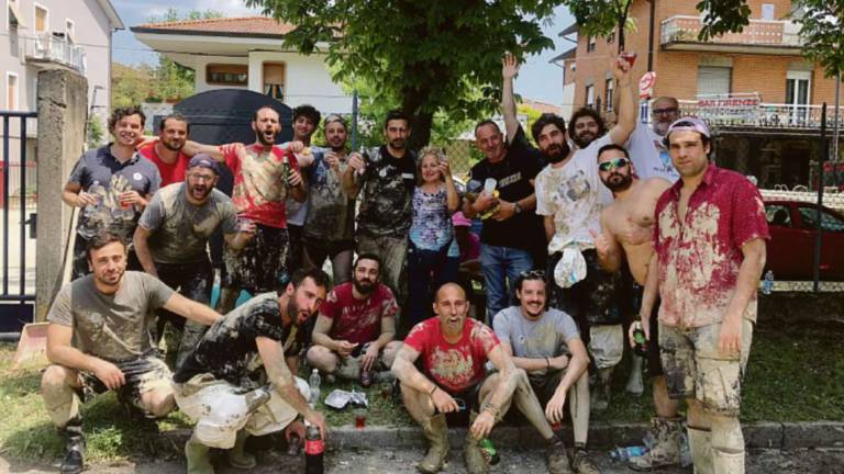 Forlì. L'addio al celibato, in 18 ai Romiti a spalare il fango: Lo sposo non sapeva niente Forlì. L'addio al celibato, in 18 ai Romiti a spalare il fango: Lo sposo non sapeva niente