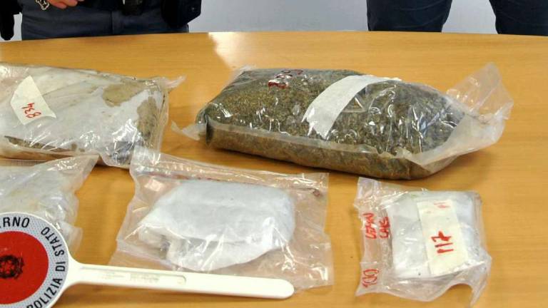 Rimini: trova una borsa piena di droga Rimini: trova una borsa piena di droga