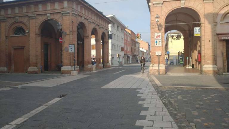 Cesena, rapinano scarpe e cellulare a due ragazzi: denunciati Cesena, rapinano scarpe e cellulare a due ragazzi: denunciati