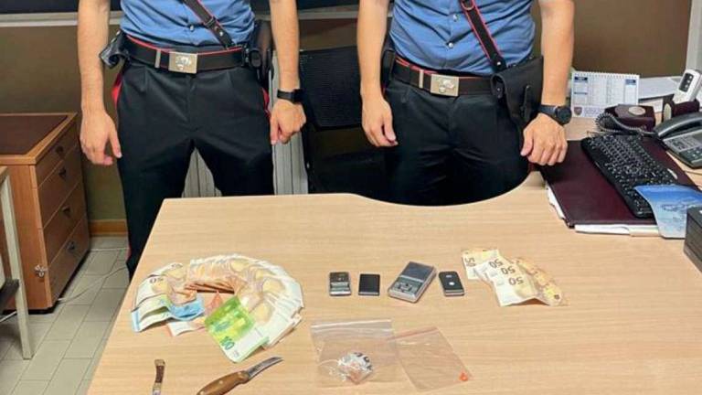 Rimini, si cosparge di sabbia per mimetizzarsi e rubare in spiaggia Rimini, si cosparge di sabbia per mimetizzarsi e rubare in spiaggia