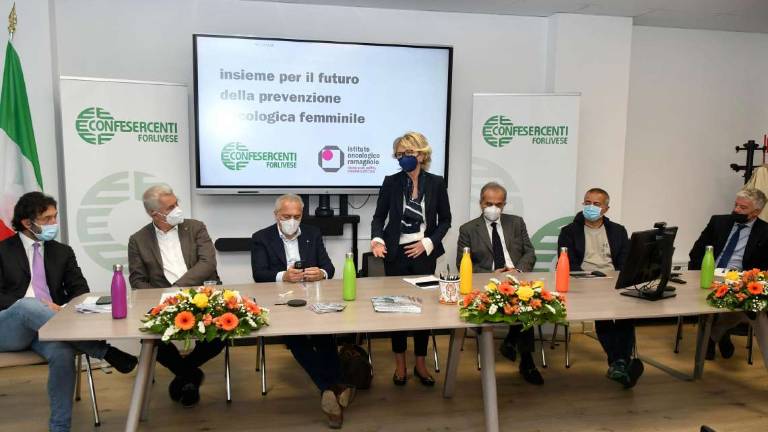 Forlì. Lotta al cancro Confesercenti dona 100mila euro all'ospedale Forlì. Lotta al cancro Confesercenti dona 100mila euro all'ospedale