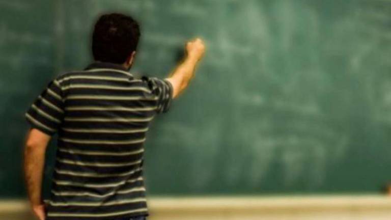 Ravenna, studentessa denuncia il prof: Mi ha molestata in classe Ravenna, studentessa denuncia il prof: Mi ha molestata in classe