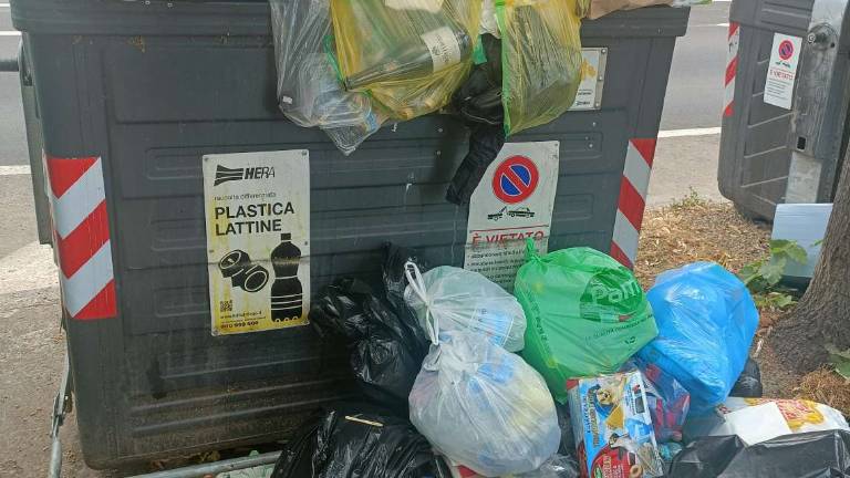 Imola, cassonetti troppo pieni di rifiuti. Criticità da risolvere Imola, cassonetti troppo pieni di rifiuti. Criticità da risolvere