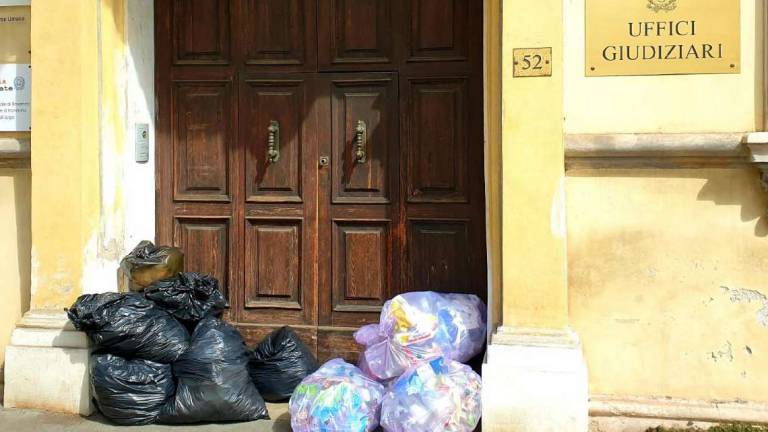 Lugo, sacchi di rifiuti da giorni davanti al tribunale Lugo, sacchi di rifiuti da giorni davanti al tribunale