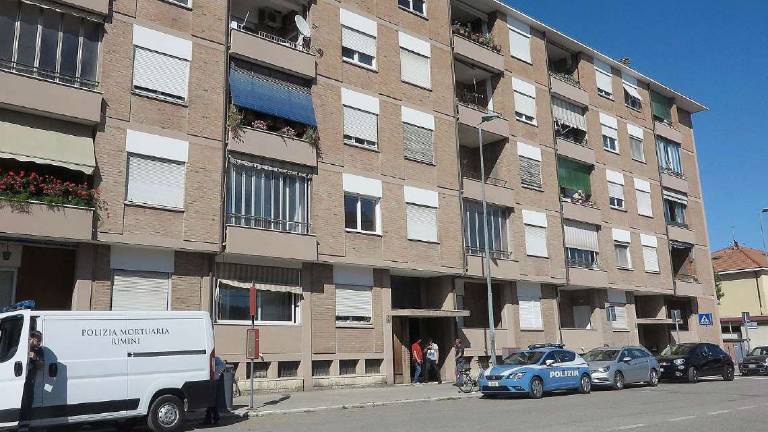 Femminicidio a Rimini: l'uomo non voleva farsi lasciare Femminicidio a Rimini: l'uomo non voleva farsi lasciare