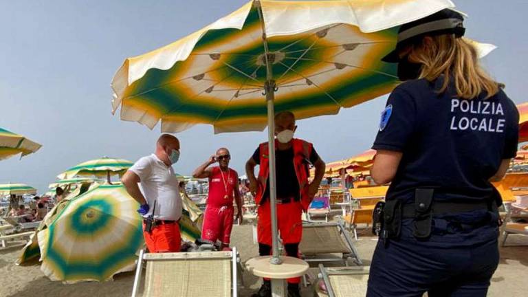 Gatteo: trovata morta da ore sul lettino in spiaggia Gatteo: trovata morta da ore sul lettino in spiaggia