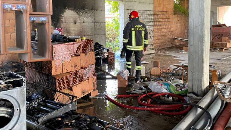 Cesena: incendio nel capannone abitato dai senza tetto Cesena: incendio nel capannone abitato dai senza tetto