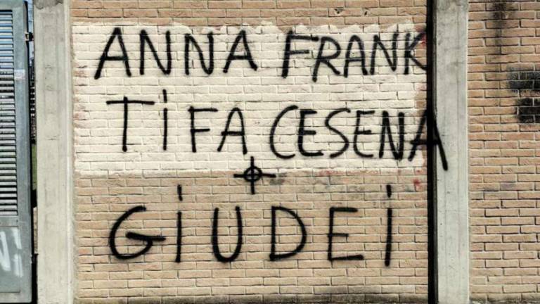 Scritta antisemita allo stadio di Rimini: Anna Frank tifa Cesena. Giudei Scritta antisemita allo stadio di Rimini: Anna Frank tifa Cesena. Giudei