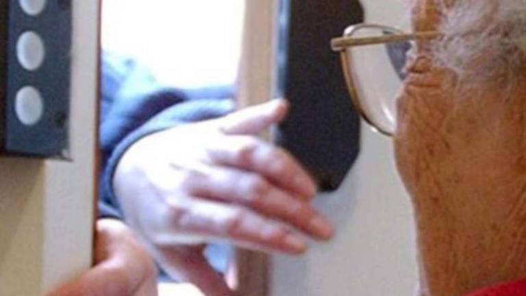 Imola, entrano in casa di anziani vestiti da poliziotti e li derubano Imola, entrano in casa di anziani vestiti da poliziotti e li derubano
