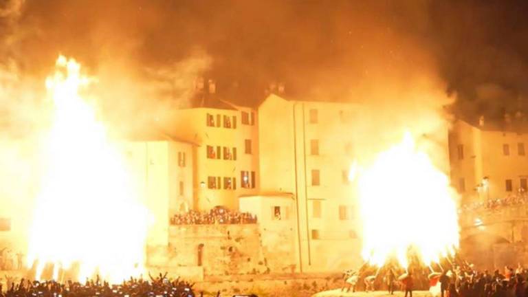 Rocca San Casciano. Ritorno col botto per la Festa del falò Rocca San Casciano. Ritorno col botto per la Festa del falò