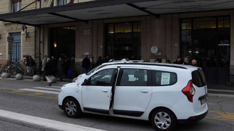 Forlì, la protesta dei tassisti Forlì, la protesta dei tassisti