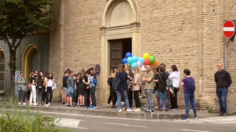 Ucciso alla guida di un muletto, la bara del 12enne David in viaggio da Cesena alla Romania Ucciso alla guida di un muletto, la bara del 12enne David in viaggio da Cesena alla Romania