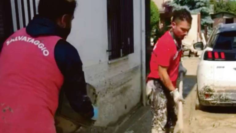Alluvione, la carica dei volontari da Rimini tra fango e rifiuti Alluvione, la carica dei volontari da Rimini tra fango e rifiuti