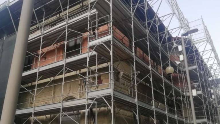Dopo 13 mesi riparte il cantiere per il municipio di Bagno Dopo 13 mesi riparte il cantiere per il municipio di Bagno
