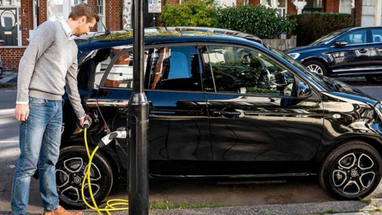 Ricarica auto elettriche: se la soluzione viene dai lampioni strada Ricarica auto elettriche: se la soluzione viene dai lampioni strada