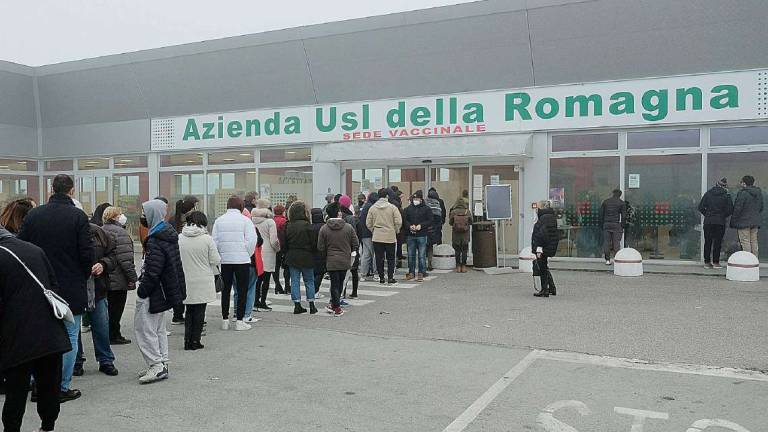 Vaccini. All'hub con avvocato: indagati per interruzione pubblico servizio, uno è vicequestore Vaccini. All'hub con avvocato: indagati per interruzione pubblico servizio, uno è vicequestore