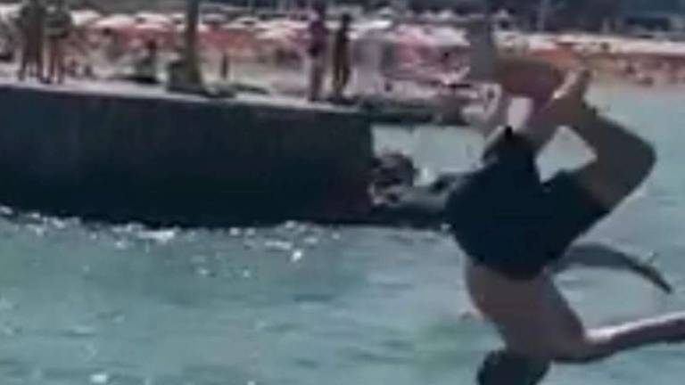 Bellaria, tuffi spericolati dal porto: Multe per mille euro Bellaria, tuffi spericolati dal porto: Multe per mille euro