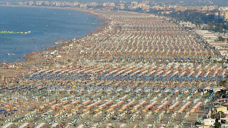 Furto sotto gli ombrelloni, arrestato 36enne a Punta Marina Furto sotto gli ombrelloni, arrestato 36enne a Punta Marina