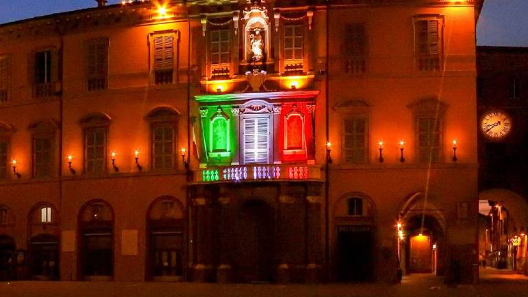 Imola, municipio spento mezz'ora per protesta contro i rincari Imola, municipio spento mezz'ora per protesta contro i rincari