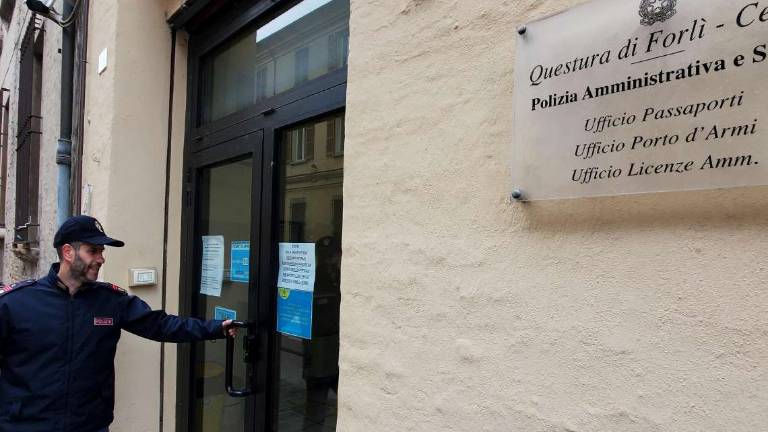 Forlì. Ufficio passaporti, apertura domenicale per smaltire le code Forlì. Ufficio passaporti, apertura domenicale per smaltire le code