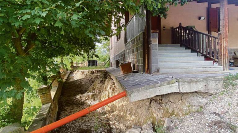 Fratta Terme. Dopo la frana viviamo nella stalla, aiutateci a ridare un tetto alla nostra bimba di 3 anni Fratta Terme. Dopo la frana viviamo nella stalla, aiutateci a ridare un tetto alla nostra bimba di 3 anni
