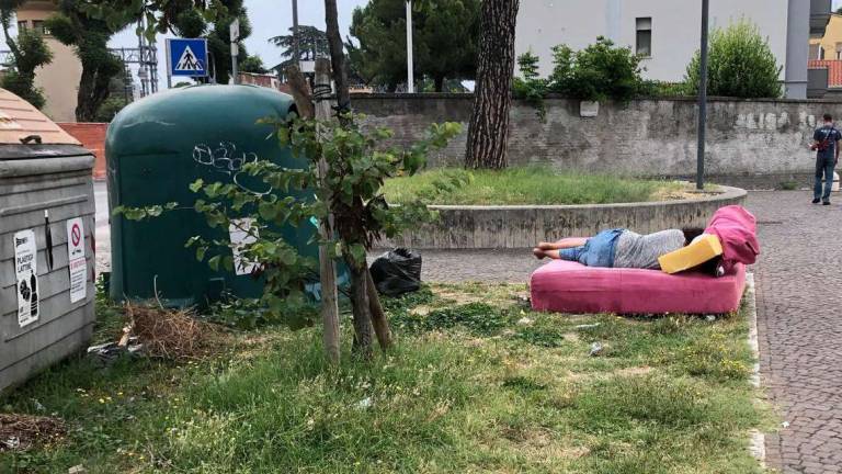 Cesena, lo strano caso del divano rosa in zona stazione: «Già due segnalazioni a Hera» Cesena, lo strano caso del divano rosa in zona stazione: «Già due segnalazioni a Hera»