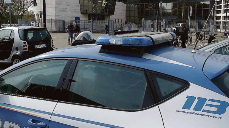 Rimini. Gli propongono un rapporto sessuale e gli rubano l'orologio: arrestate due ragazze Rimini. Gli propongono un rapporto sessuale e gli rubano l'orologio: arrestate due ragazze