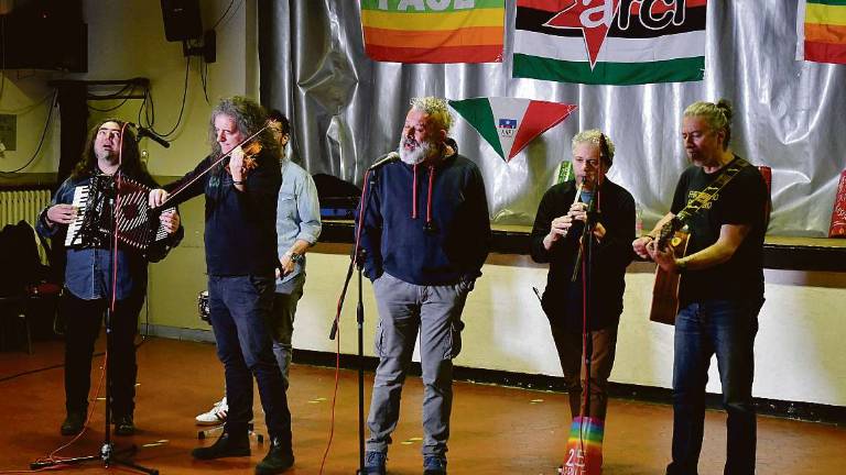 Pietre resistenti da Predappio in tour con i Modena City Ramblers VIDEO Pietre resistenti da Predappio in tour con i Modena City Ramblers VIDEO