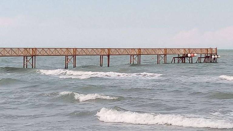 Cesenatico, i bagnini salvano mamma e figlio 15enne Cesenatico, i bagnini salvano mamma e figlio 15enne