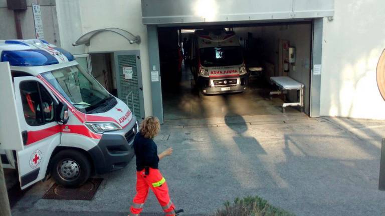 Schiaccia la moglie con l'automobile: salvata dai vicini a Cesena Schiaccia la moglie con l'automobile: salvata dai vicini a Cesena