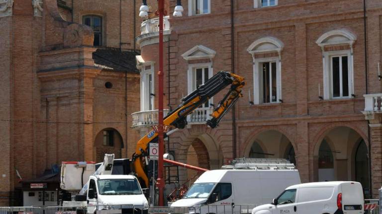 Forlì. Scelto il nuovo colore dei lampioni di piazza Saffi Forlì. Scelto il nuovo colore dei lampioni di piazza Saffi