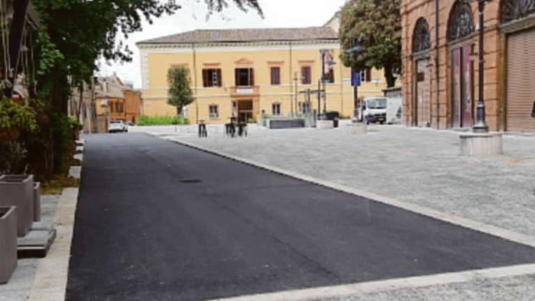 Tre Piazze a Cesena: via i silos, asfalto in attesa di resinatura Tre Piazze a Cesena: via i silos, asfalto in attesa di resinatura