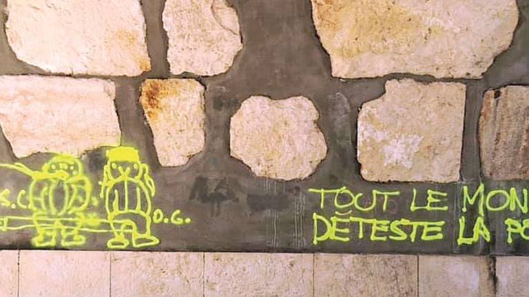 Savignano, ponte e palazzi sfregiati: caccia ai vandali per i danni Savignano, ponte e palazzi sfregiati: caccia ai vandali per i danni