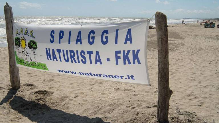 Ravenna, furto nella spiaggia nudista. Riconosciuto dalle infradito Ravenna, furto nella spiaggia nudista. Riconosciuto dalle infradito